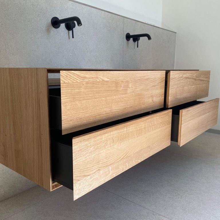 Waschtisch modern Hängender Waschtisch mit zwei offenen Schubladen.